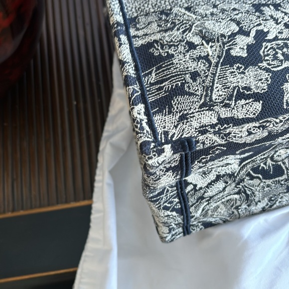Dior large Book tote in Navy Blue. - Picture 12 of 16